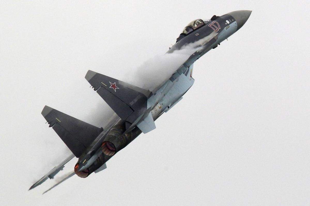 Die Airshow in Le Bourget war allerdings nicht dem zivilen Luftfahrtgeschäft vorbehalten, auch Flugzeuge für militärische Zwecke wurden gezeigt. Ein Sukhoi SU-35 Kampfflieger stand bei der Air Show am Samstag im Mittelpunkt des Interesses.