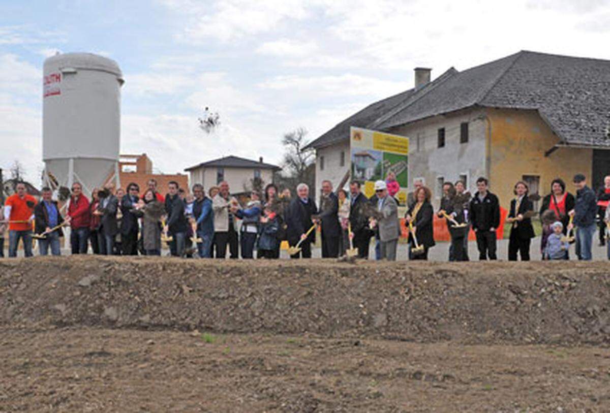 In Linz beginnt's: Spatenstichfeier für die Errichtung von 35 Doppel- und Einzelhäuser unter dem Namen „Wohnen am See“. ALPINE Bau Oberösterreich verwirklicht dieses Projekt als Bauträger. Die Investitionssumme beträgt rund 10 Millionen Euro, die Wohneinheiten sollen bereits im Sommer 2012 übergeben werden. www.alpine-meinhaus.at 