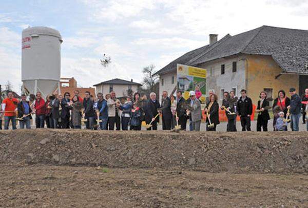 In Linz beginnt's: Spatenstichfeier für die Errichtung von 35 Doppel- und Einzelhäuser unter dem Namen „Wohnen am See“. ALPINE Bau Oberösterreich verwirklicht dieses Projekt als Bauträger. Die Investitionssumme beträgt rund 10 Millionen Euro, die Wohneinheiten sollen bereits im Sommer 2012 übergeben werden. www.alpine-meinhaus.at 