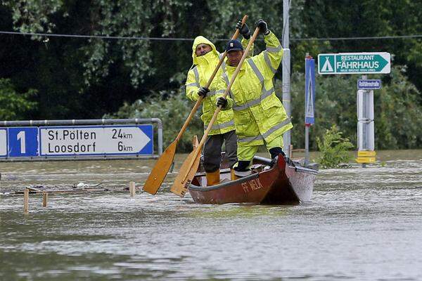 In vielen Köpfen sitzt noch immer die Erinnerung an die Katastrophe von 2002, das damals als "Jahrhundert-Hochwasser" bezeichnet wurde. Schon 2013 werden die Pegelstände aber noch einmal übertroffen. Vermurungen, Überflutungen, Vermisste und zwei Tote in ganz Österreich. In einigen Gemeinden mussten ganzen Ortsteile evakuiert werden. Ein ständig aktualisierter Überblick in Bildern.Bild: Überflutungen in Melk