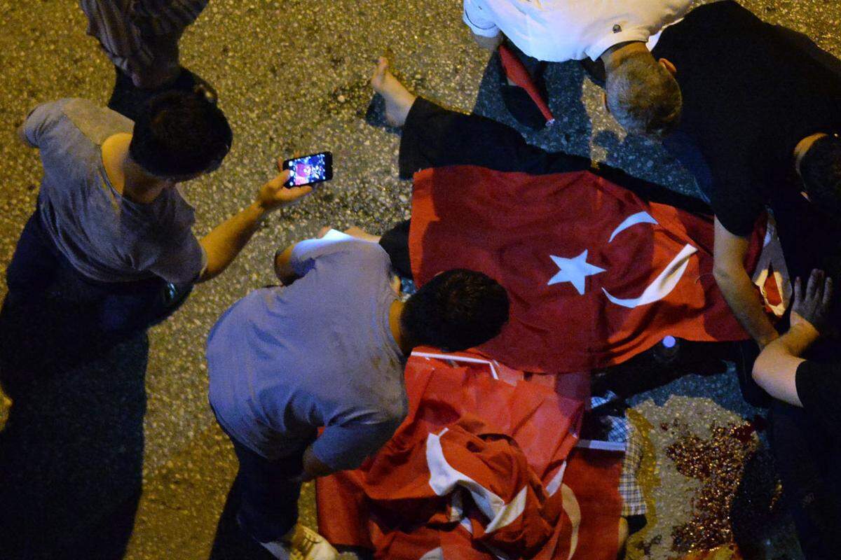 Viele wurden auf türkische Flaggen gebettet oder damit zugedeckt. In der Nähe des Armeehauptquartiers fuhren zahlreiche Krankenwagen mit Blaulicht auf, wie auf Fotos zu sehen war.