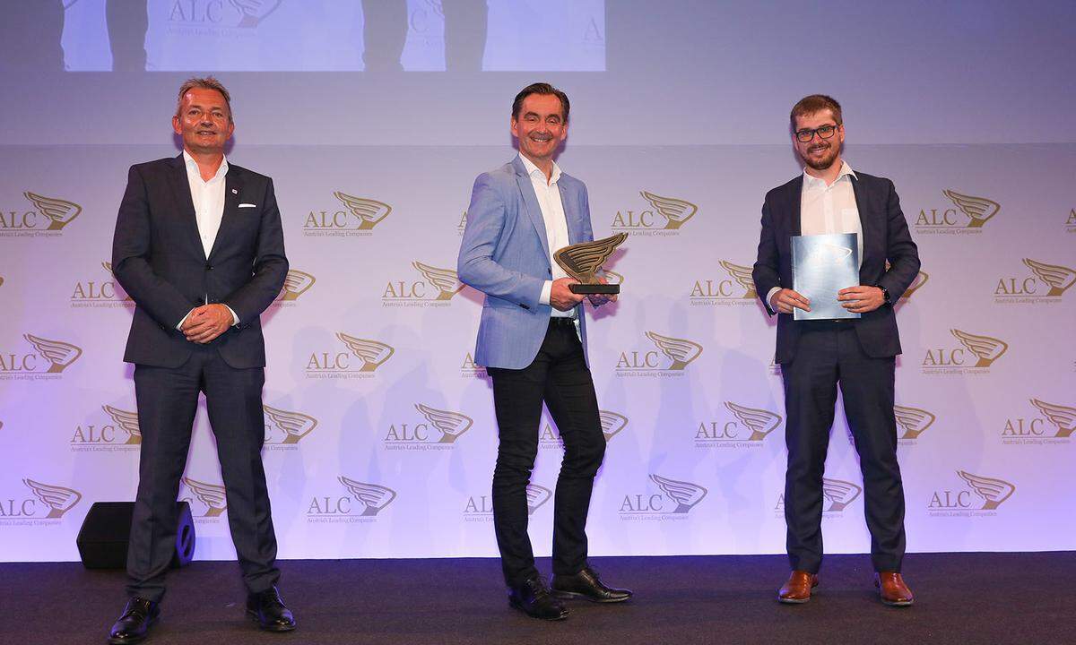 Auszeichnung Top Großbetriebe 2. Platz für die Comm-Unity EDV GmbH aus der Steiermark (v.l): A1-CEO Marcus Grausam mit Comm-Unity-Geschäftsführer Michael Stark und Prokurist Ulrich Hartbauer.