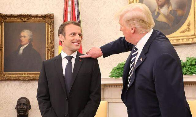 Macron wischt Trump eine Schuppe vom Anzug