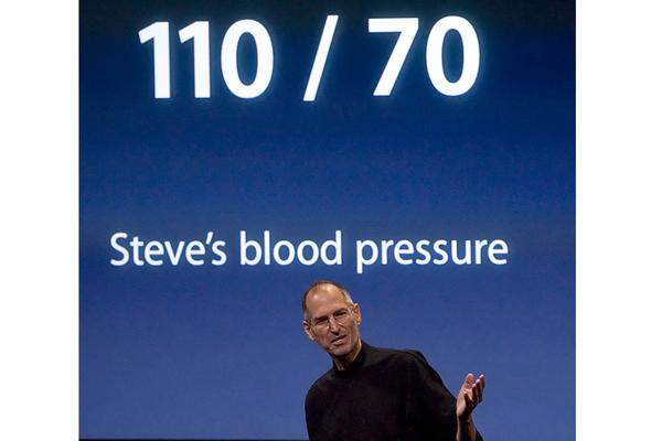 ... sogar mit der Veröffentlichung seines Blutdrucks. 2009 war es allerdings nicht mehr zu verbergen. Apple-Chef Steve Jobs zog sich krankheitsbedingt ein halbes Jahr von der Konzernführung zurück. Die Börse reagierte auch auf die neue Nachricht geschockt. Während seiner Abwesenheit übernahm Tim Cook das Tagesgeschäft. Damals wurde spekuliert, dass Jobs womöglich nicht wieder zurückkehren könnte.