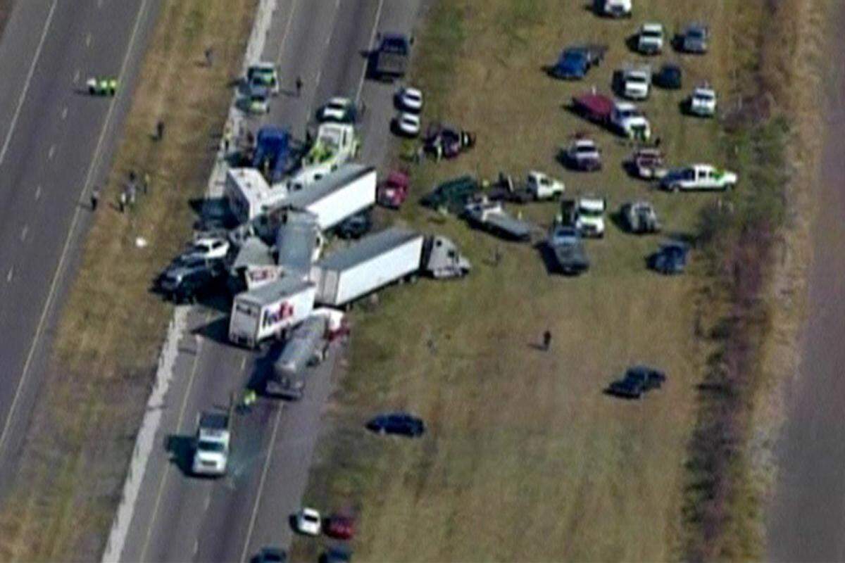 Die Fahrzeuge stießen Donnerstagfrüh (Ortszeit) auf der Interstate 10 zusammen.