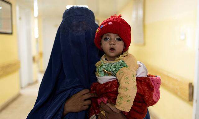 Eine Mutter mit ihrem Sohn in einer Station für unterernährte Kinder im Indra Gandhi-Spital in Kabul.