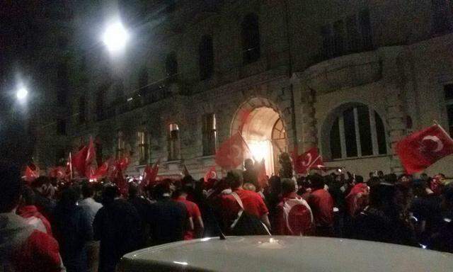 Die Demo sammelte sich vor der türkischen Botschaft