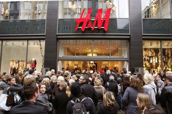 Das schwedische Texitilunternehmen notiert an der Börse. H&amp;M bietet Mode für Damen, Herren und Kinder in 42 Ländern an. Der Umsatz des expansiven Unternehmens liegt mit 17,8 Milliarden Dollar jedoch wieder deutlich hinter Marktführer Inditex.