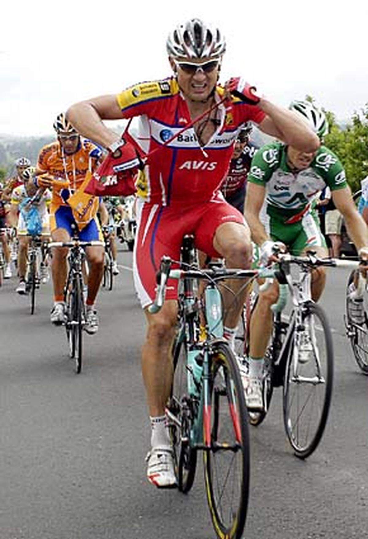 Die französische Polizei findet vor der 11. Etappe der Tour de France im Hotelzimmer des spanischen Radprofis Moises Duenas (hier bei der 7. Etappe) Nevado verbotene Substanzen. Sein Team zog ihn vom Rennen zurück. Duenas droht nach dem französischen Anti-Doping-Gesetz eine Haftstrafe von bis zu fünf Jahren.