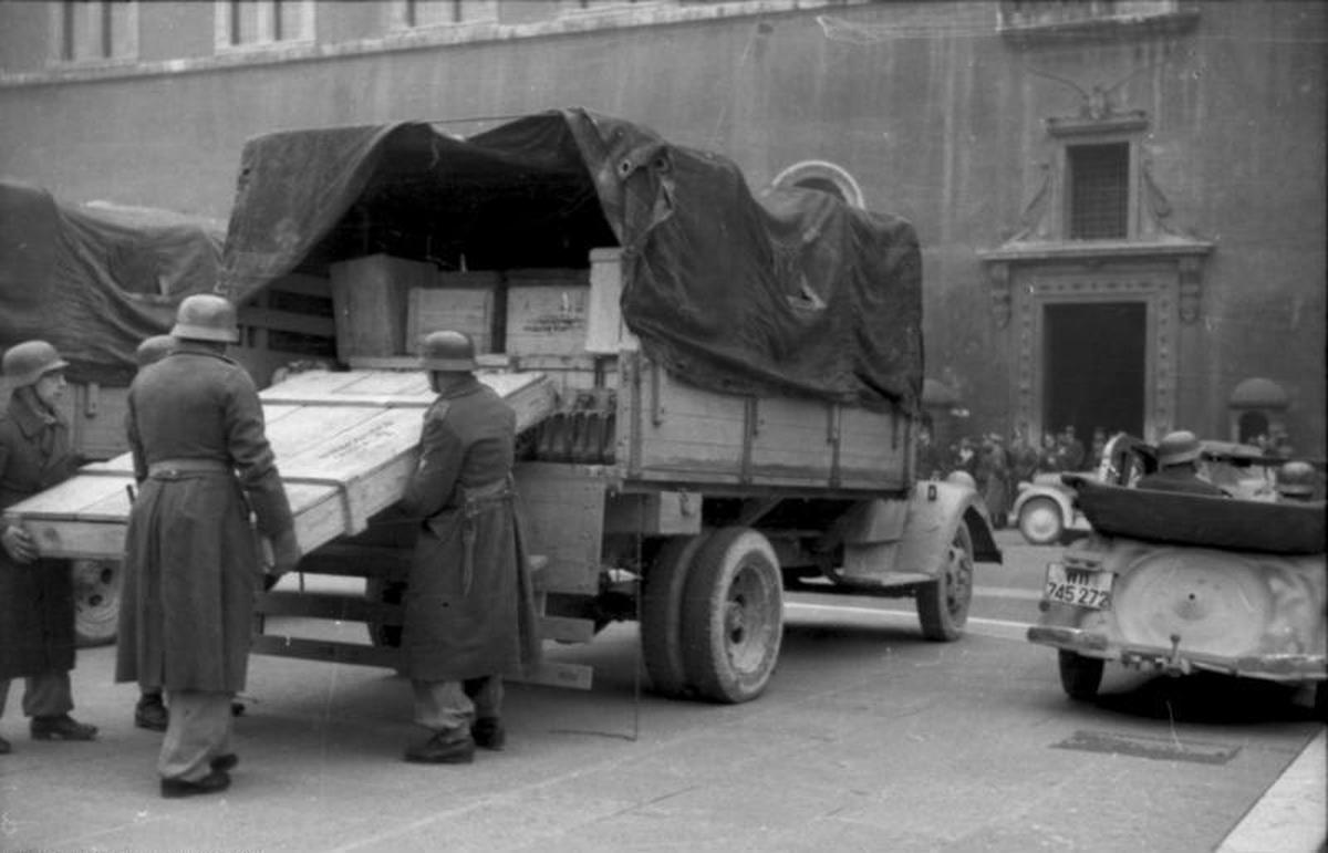 Lkw der Division Hermann Göring holen Kunstwerke ab
