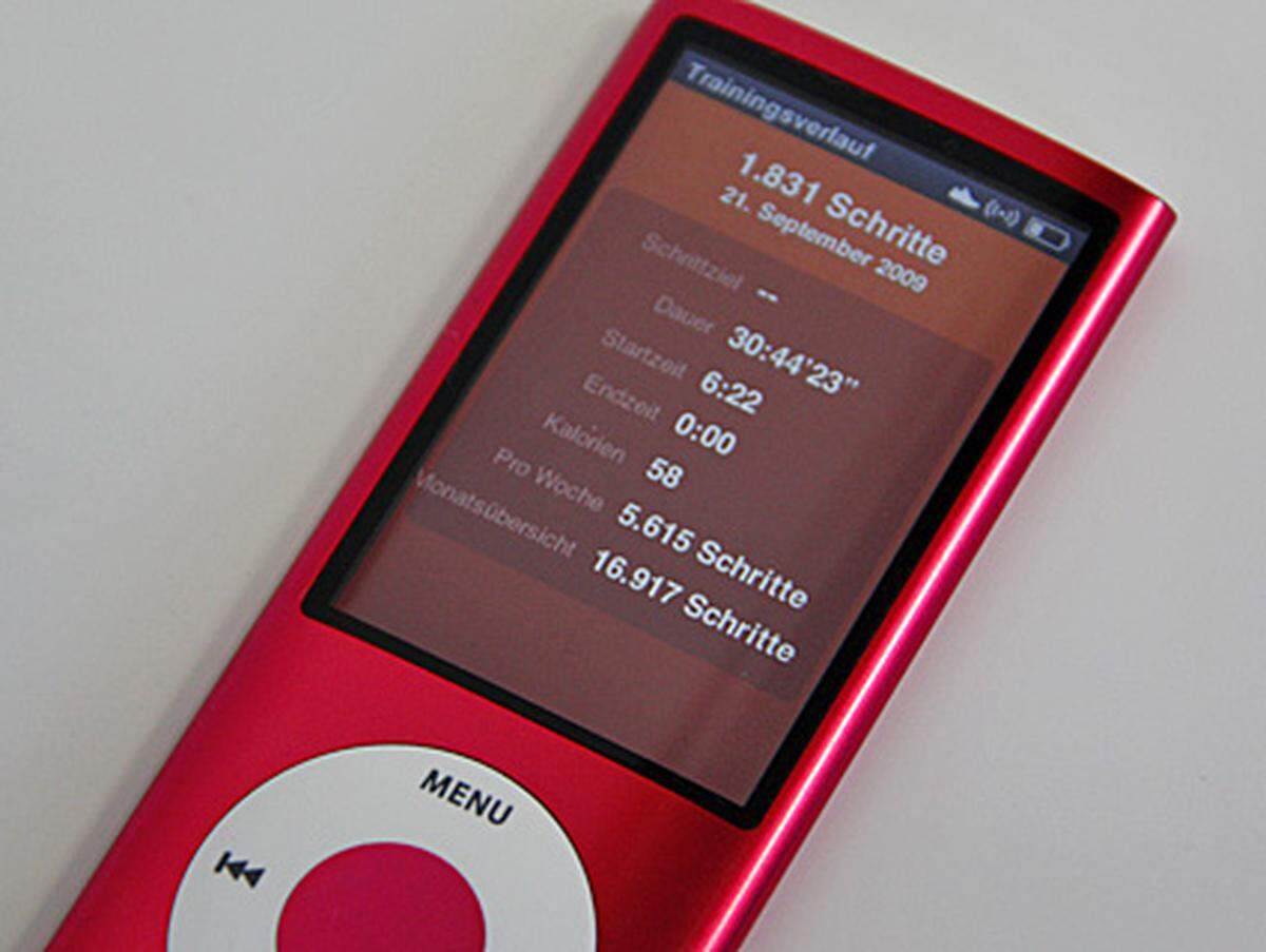 Für den ernsten Einsatz beim Sporteln empfiehlt sich allerdings das Nike + iPod Sportpaket, das um rund 30 Euro einen kleinen Sensor für den Laufschuh bietet, mit dem dann auch Geschwindigkeit und zurückgelegte Kilometer aufgezeichnet werden.