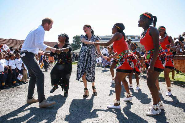 Die Royals sind gelandet: Am 23. September startete Familie Sussex - also Prinz Harry, Ehefrau Meghan und Söhnchen Archie - die Royal Tour durch Afrika. Der erste offizielle Termin war der Besuch der Township Nyanga, wo die Royals ein Tänzchen wagten.