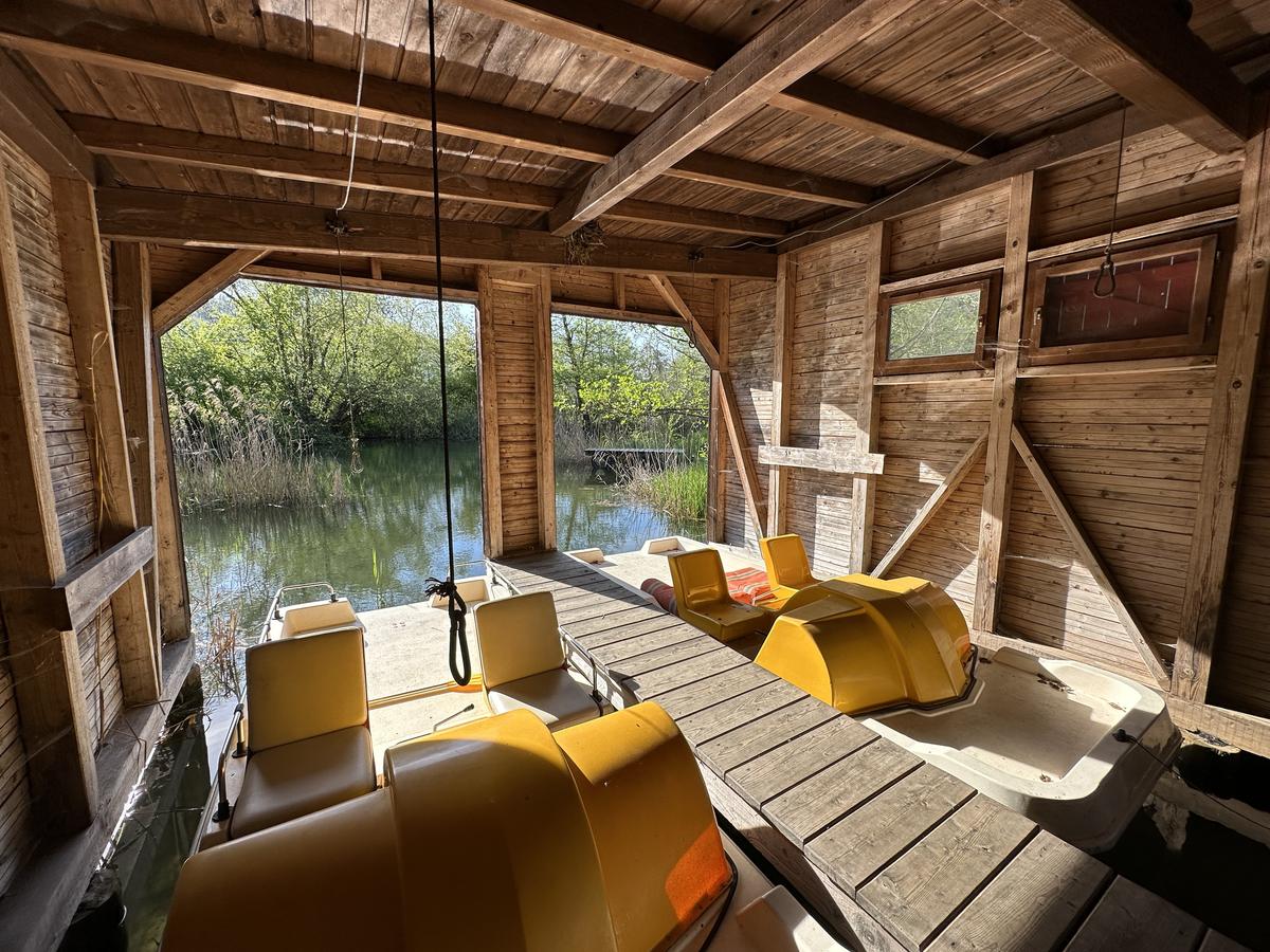 Mit Ausblick: Bootshaus der Villa am Ossiacher See.