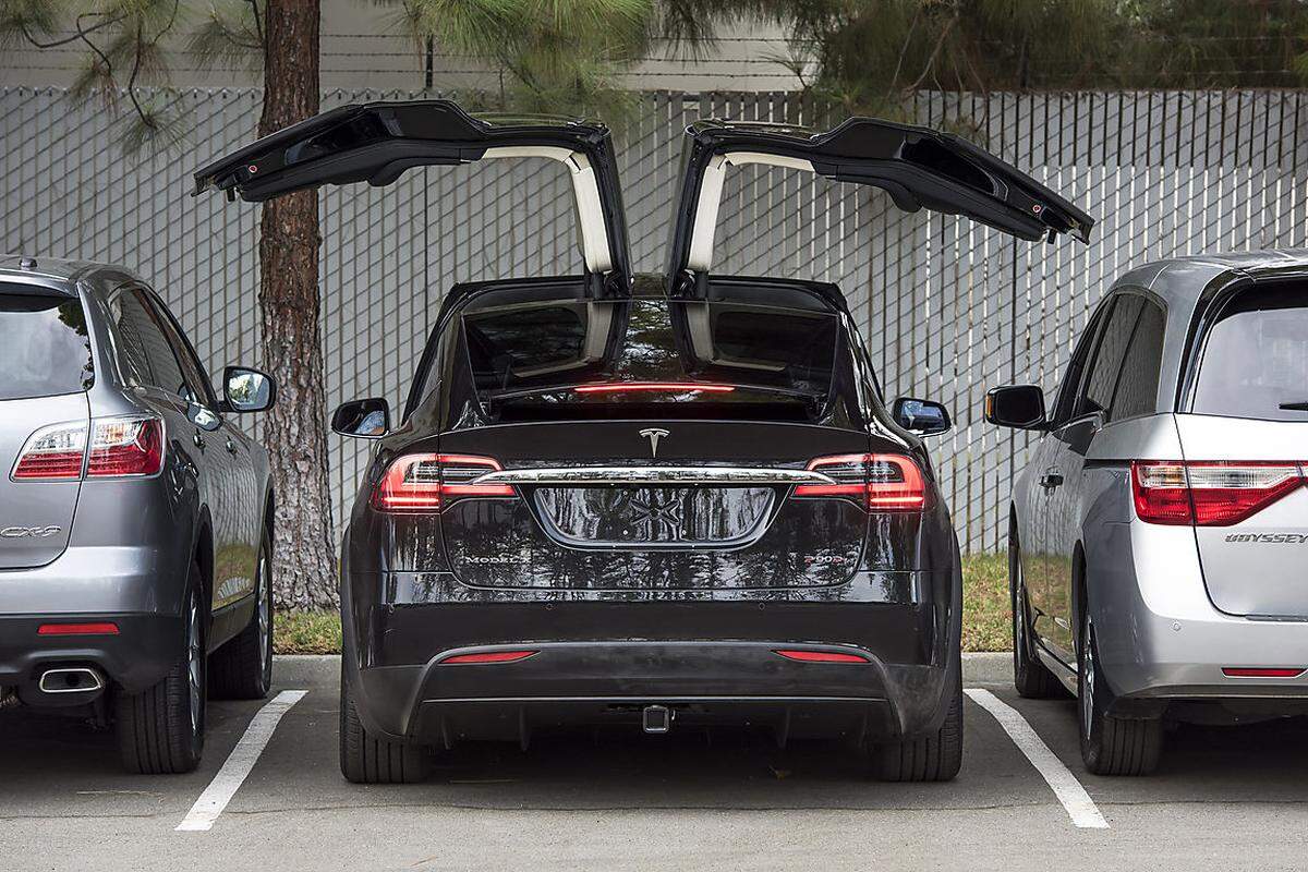Voraussichtlich 2018 will Tesla mit dem "Model 3" einen erschwinglichen Stromer für die breite Bevölkerung rausbringen. Für den von der Fangemeinde angehimmelten Musk ist der Geländewagen ein Meilenstein. Allerdings auch ein Risiko.