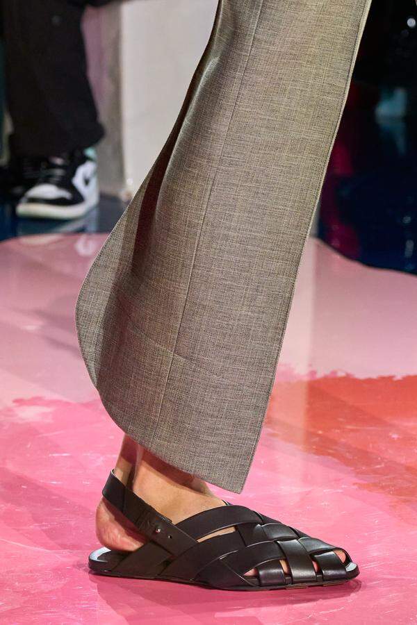 Wer seine Zehen nicht zeigen möchte, der kann auf vorne geschlossene Sandalen zurückgreifen, wie hier von Bottega Veneta. 