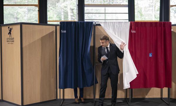 Emmanuel Macron bei der Stimmabgabe am Sonntag in Le Touquet in der Normandie.