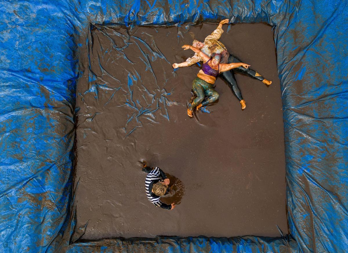 28. August. Saucen-Kampf. Teilnehmer der „World Gravy Wrestling Championships“ im Rose ‚N‘ Bowl Pub in Stacksteads, Großbritannien. 