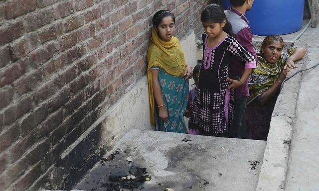 Bewohner in Lahore betrachten den Tatort.