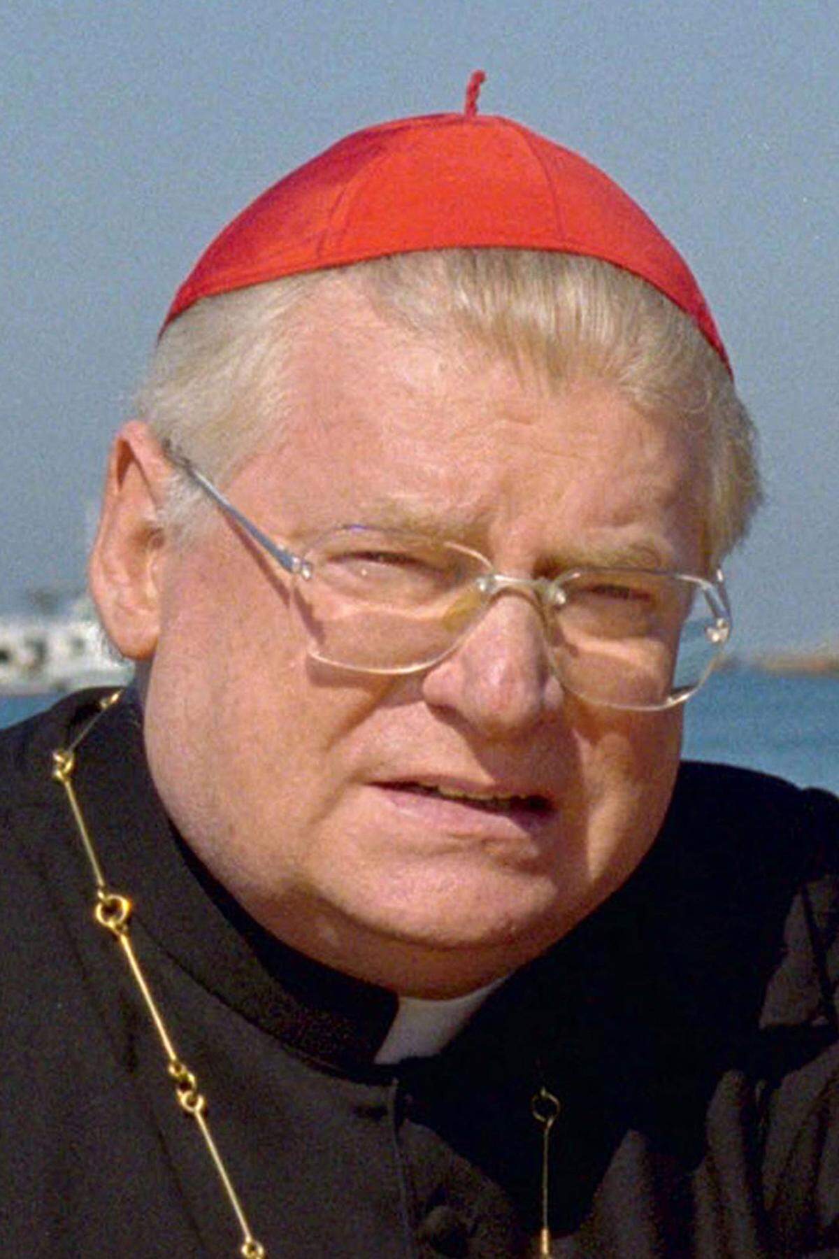 Einige Anwärter auf das Papst-Amt kommen auch aus dem traditionellen Herkunftsland des Pontifex. Die Italiener, denen 35 Jahre „fremder“ Päpste mittlerweile als zu lang erscheinen, setzen auf den Mailänder Erzbischof Angelo Scola. Der 71-jährige Moraltheologe und Philosoph leitet seit 1995 die Lateran-Universität und das Päpstliche Institut für Ehe- und Familienstudien. Seit 2003 ist er ein Mitglied des Kardinalskollegiums.