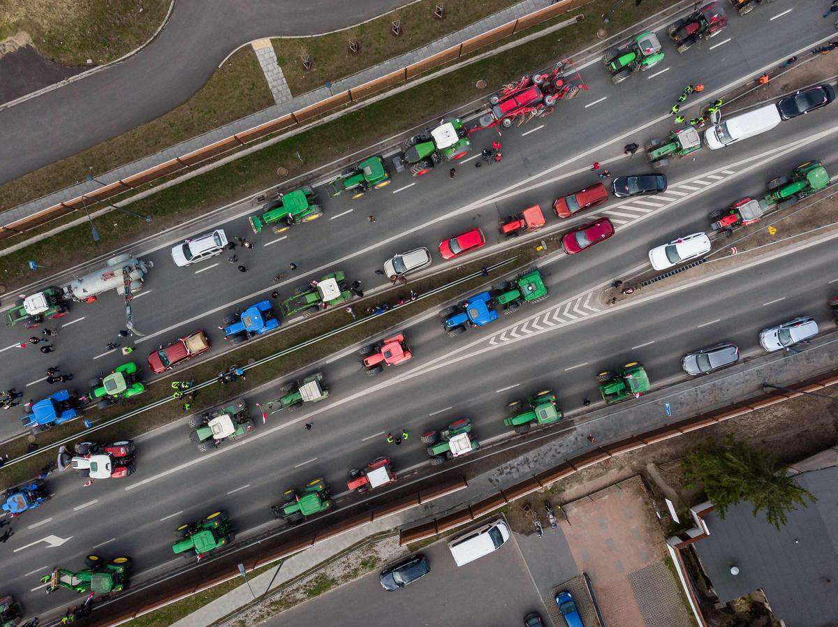 21. März. Polnische Landwirte blockieren Autobahnen außerhalb Warschaus aus Protest gegen ukrainische Importe von Agrargütern.