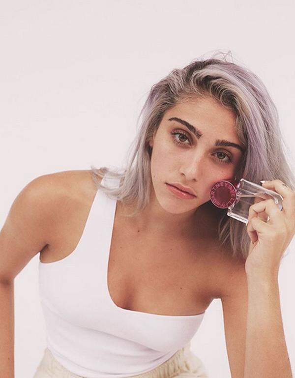 Das Rampenlicht hat Lourdes Leon bisher eher gescheut, als Model war sie jedoch schon einmal tätig. Und zwar für das Parfum von Stella McCartney, das passenderweise "Pop" heißt.