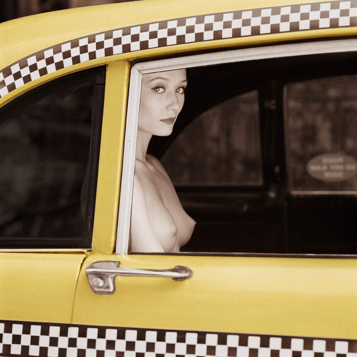 Aber nicht nur der britische Hof, auch viele Hochglanzmagazine wussten seine Arbeit zu schätzen. Checker Cab, New York 1990. (Patrick Lichfield / Unipart Group)