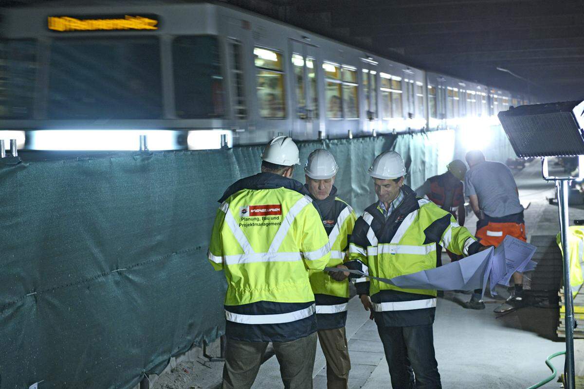 Die ersten Vorzeichen sind deutlich sichtbar: Fährt man mit der U1 zwischen Südtirolerplatz und Taubstummengasse, kann man den Bauarbeitern bei den ersten Arbeiten an der U1 zusehen. Ab 7. Juli ist es dann für sieben Wochen teilweise vorbei mit der U1. Bis 26. August wird der Abschnitt zwischen Schwedenplatz und Reumannplatz renoviert. DiePresse.com hat die Ersatzverkehrsmittel getestet. VON KLEMENS PATEK