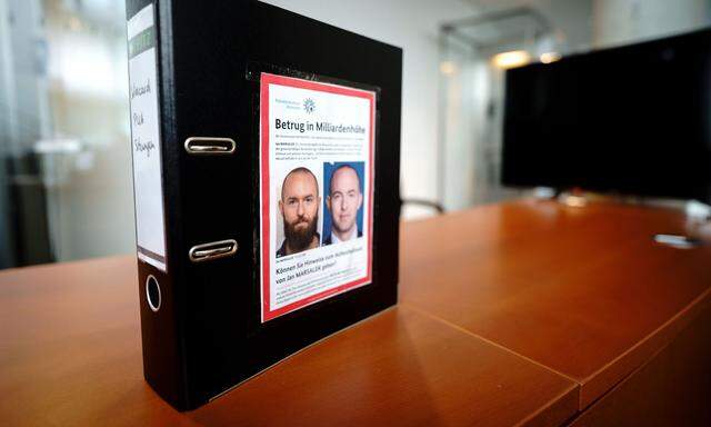Die Fahndungsfotos von Jan Marsalek, befestigt auf einem Aktenordner zum deutschen Wirecard-U-Ausschuss