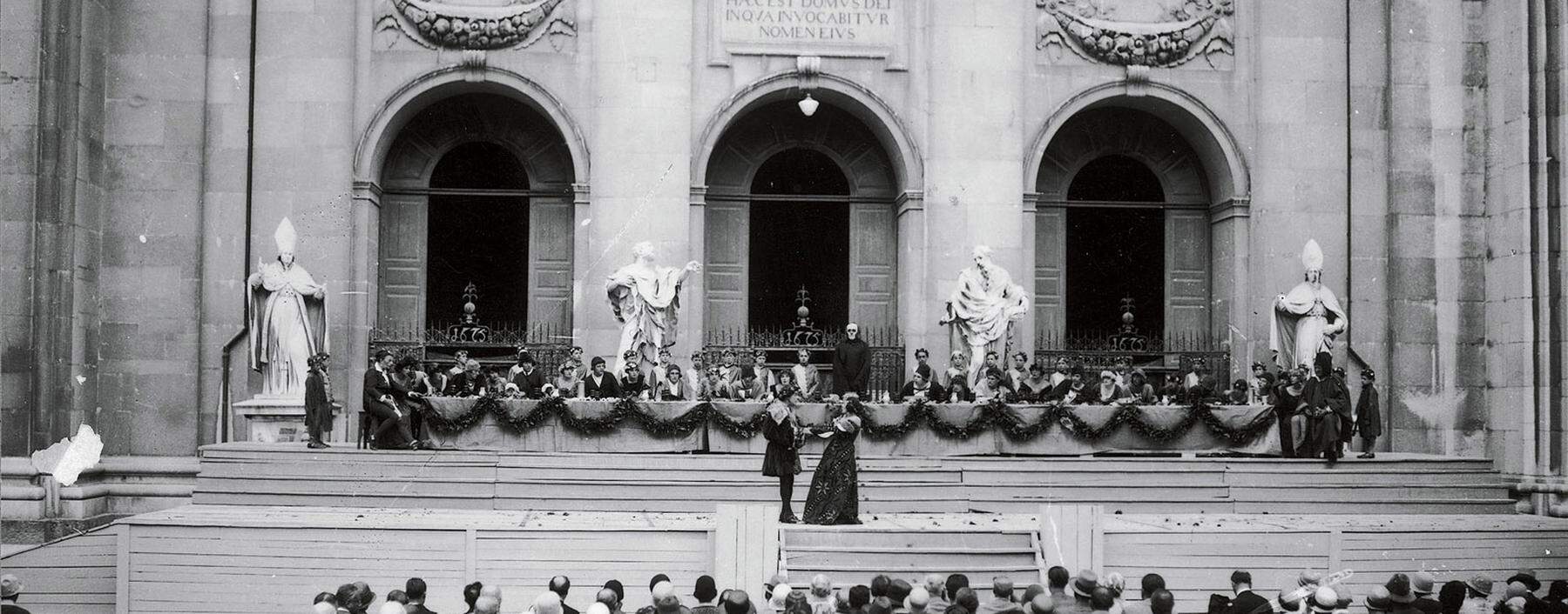 „Gottesdienstliche Stimmung“ bei der ersten „Jedermann“- Aufführung am 22. August 1920. Die Zuschauer auf dem Domplatz wagten nicht zu applaudieren.