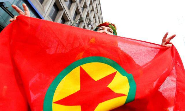 Die Flagge der Kurdischen Arbeiterpartei PKK - ein verbotenes Symbol