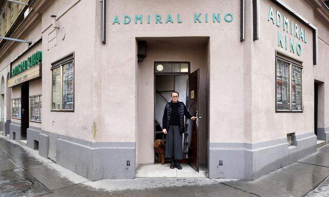 Michaela Englert (und Hund Udo) vor dem Eingang zur Vorführkabine des Admiral-Kinos: Hier soll künftig der neue Haupteingang ins Kino entstehen.