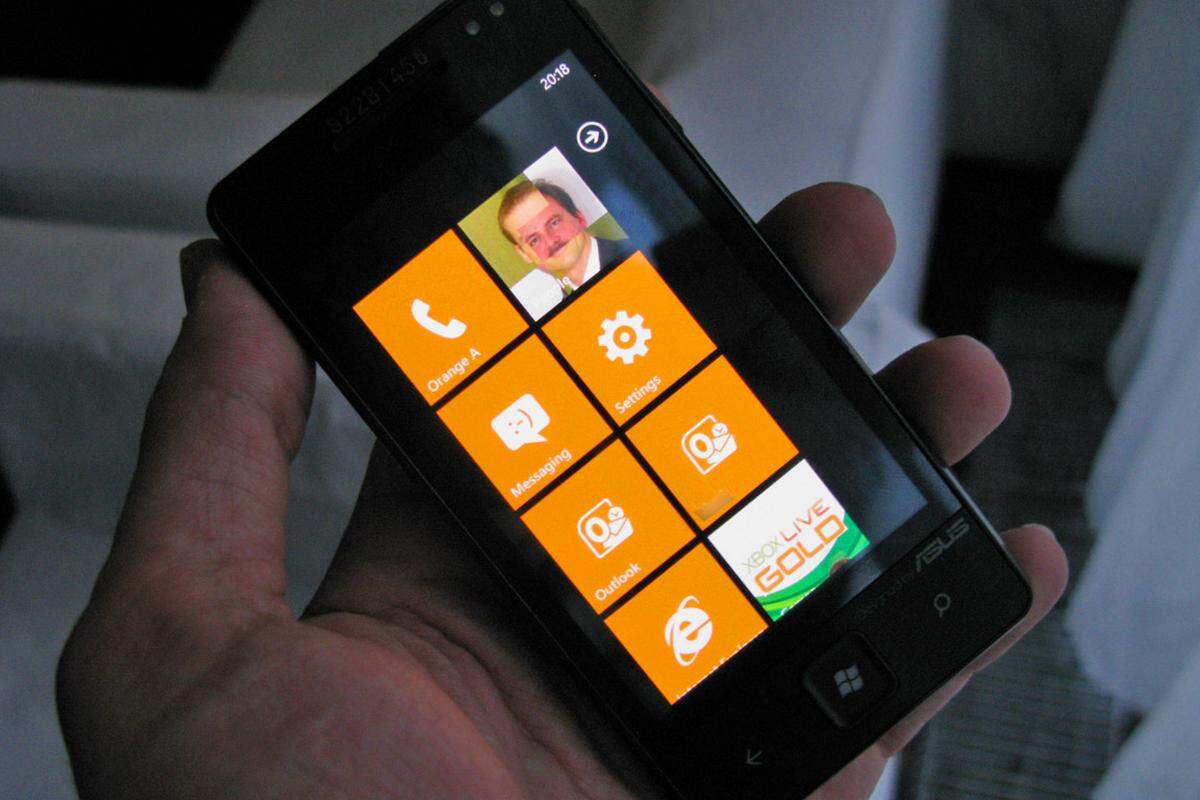 Für Kunden kommt es erst im Herbst, einige Testgeräte mit dem neuen "Mango"-Update hat Microsoft aber schon in Wien hergezeigt. DiePresse.com hat sich die nächste Variante von Windows Phone 7 angesehen und konnte prüfen, was von den vollmundigen 500 Neuerungen wirklich relevant ist.Text und Bilder: Daniel Breuss