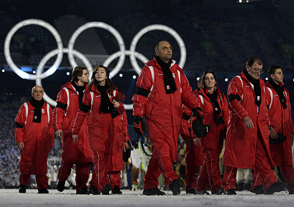 Als beim Einmarsch der Nationen Georgien aufgerufen wurde, erhoben sich die Zuschauer in der 55.000 Leute fassenden Arena. Für die kleine Abordnung aus der Kaukasus-Region war es ein schwerer Gang - mit traurigen Gesichtern, schwarzen Schals und Trauerflor.