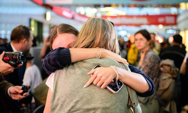 Gelandet: Passagiere des Evakuierungsfluges aus Tel Aviv am Donnerstag nach der Ankunft am Flughafen Wien in Schwechat. - FOTO: APA/MAX SLOVENCIK