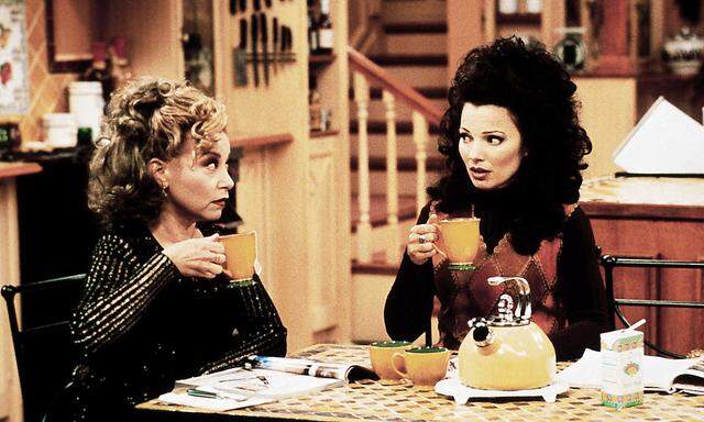 Der ORF zeigte sie über viele Jahre hinweg: Miss Fine (rechts) beim Tee trinken, meist in Minirock.