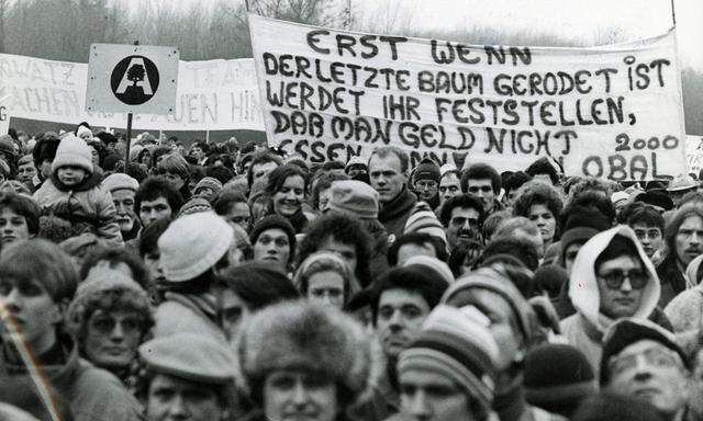 Hainburg, 1984 - Protest gegen Pläne, Kraftwerke östlich von Wien zu bauen. Es war auch die Geburtsstunde des Nationalparks Donauauen. 