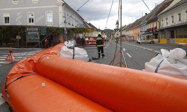 Nach starken Regenfällen werden in Lavamünd (Kärnten)  Maßnahmen gegen ein drohendes Hochwasser getroffen.