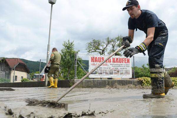 Wenige Kilometer flussabwärts in der Wachau in Schönbühel wird der Schlamm von den Straßen entfernt. Die hier so genannte "Let'n" muss so schnell wie möglich beseitigt werden, bevor sie eintrocknet und hart wird.