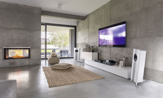 Scheinbar schwebend nach hinten geneigt wirkt die Einklang fast wie eine Skulptur.  Dezenz war nicht das Ziel der Designer.