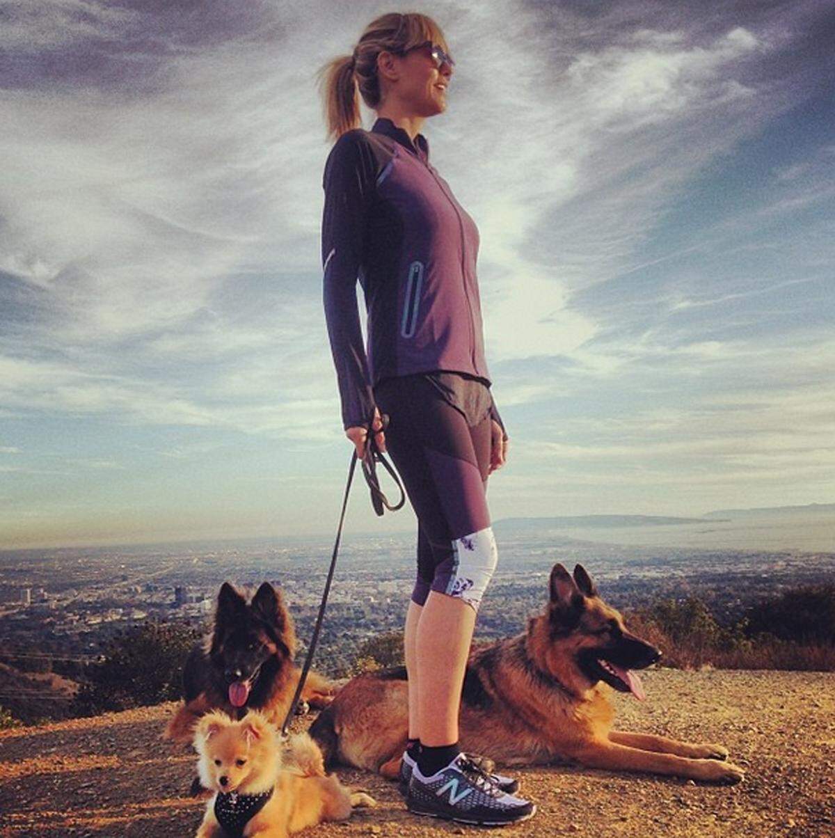 Darin erklimmt sie mit ihren drei Hunden immer wieder die Hollywood Hills.