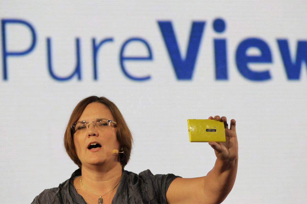 ... setzt aber auf die "PureView"-Technologie, die bereits von dem 41-Megapixel-Handy Nokia PureView 808 bekannt ist. PureView sorgt mit einer besonders lichtstarken Linse für gute Bilder in schlechten Lichtverhältnissen.