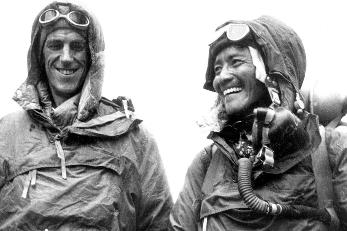1953 startete die neunte britische Expedition zum Mount Everest unter der Leitung von John Hunt. Zwei Seilschaften wurden gebildet - die erste mit Tom Bourdillon und Charles Evans mit einem neu entwickelten Sauerstoffsystem, die zweite mit Hillary und den Sherpas Tenzing und Ang Nyima mit dem traditionellen Sauerstoffsystem.