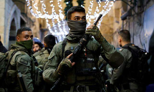 Israelische Sicherheitskräfte positionieren sich in der Al-Aqsa-Moschee. Junge Palästinenser verbarrikadierten sich in der Nacht auf Mittwoch darin, 350 wurden festgenommen. 