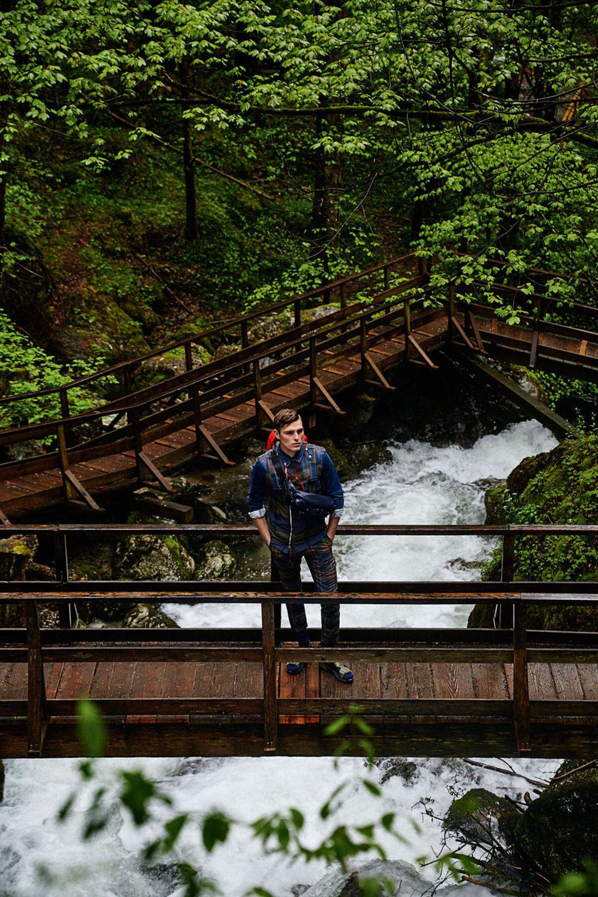 Es muss kein entlegenes Tal im hintersten Tirol sein, manchmal reicht der Blick vor die Haustür, um einen magischen Platz zu finden. Etwa die Myrafälle bei Muggendorf in den Wiener Alpen. Wildes Wasser, das die Hintergrundgeräusche für unser aktuelles Schaufenster Männermode-Wanderlust-Shooting lieferte. Die Wiener Alpen soll man wegen ihrer geringeren Höhe nicht unterschätzen – hier kann man weit, sehr weit wandern: Der Weg am Wiener Alpenbogen ist 300 Kilometer lang, beginnt in Katzelsdorf und endet in Bad Fischau-Brunn.