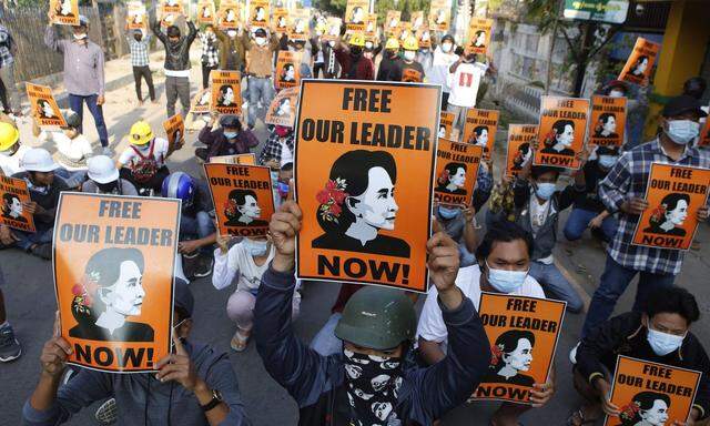 Die Demonstranten fordern die Freilassung und die Wiedereinsetzung von Aung San Suu Kyi.