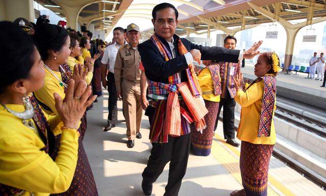 Der tanzende Premier: Mit einem traditionellen thailändischen Tanz wollte Regierungschef Prayut Chan-o-cha vom Bahnhof Khon Kaen zum großen Wahlsieg am Sonntag abreisen. Das Vorhaben lief nicht ganz nach Plan.