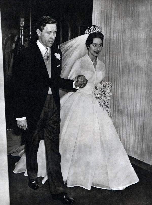 Prinzessin Margaret sagte 1960 Ja zu Anthony Armstrong Jones in der Westminster Abbey. Wie schon ihre Schwester Queen Elizabeth zwölf Jahre zuvor ließ sie sich ein Kleid von Norman Hartnell schneidern.