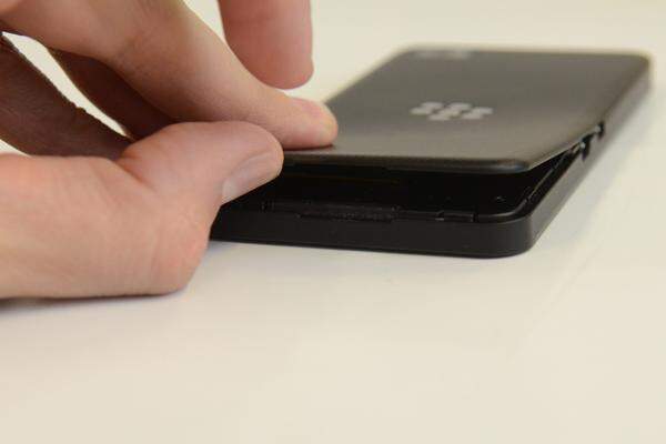 Unter der Abdeckung verbergen sich die Einschübe für micro-SIM und microSD-Karte, sowie der austauschbare 1800 mAh-Akku.