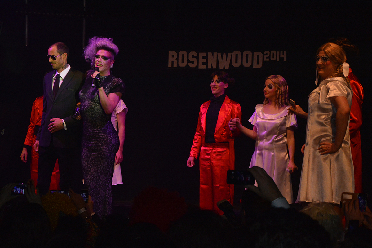 "Wir könnten schon lange in eine größere Location umziehen, das machen wir aber ganz bewusst nicht. Der Rosenball ist ein Herzblut- und kein Abzockprojekt. Geld verdient mit dem Ball keiner", betont der Veranstalter. Die Erlöse werden an den Verein Haarfee gespendet.