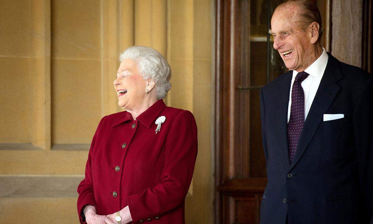 Am 4. Mai 2017 gab der Buckingham Palace in London dann offiziell bekannt: Der Duke von Edinburgh werde von allen öffentlichen Verpflichtungen zurücktreten. Er habe sich entschieden, danach keine öffentlichen Termine mehr wahrzunehmen. Seine Frau unterstütze die Entscheidung, hieß es in der Erklärung. 